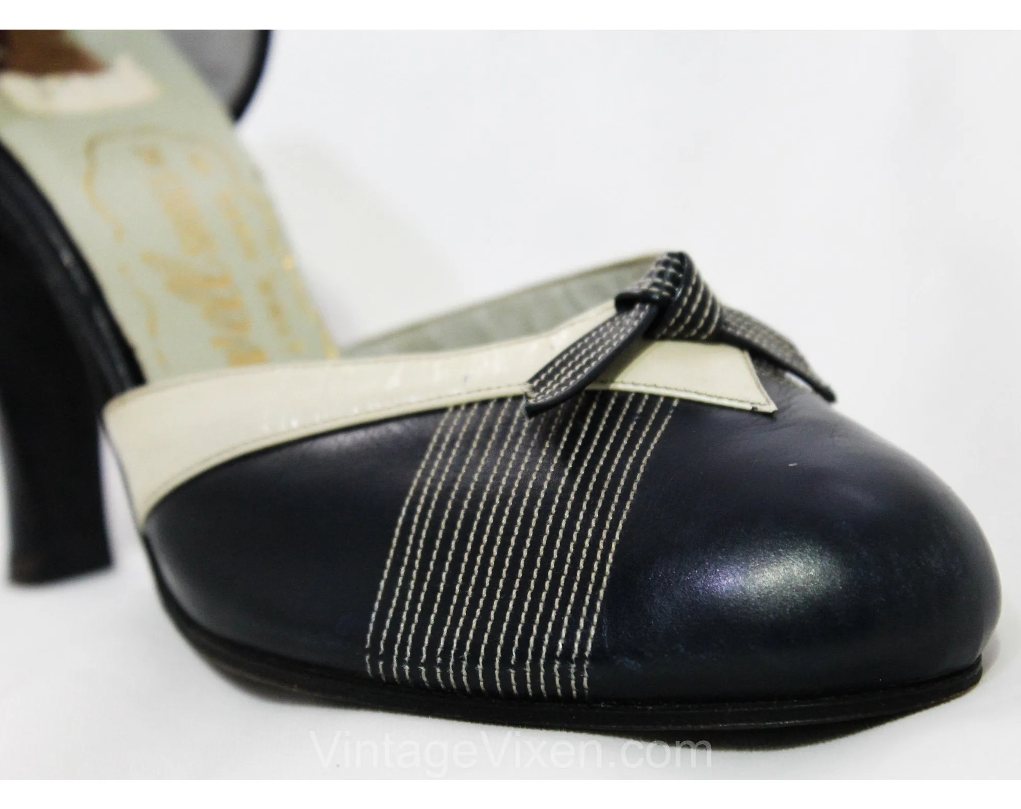 Size 4 Art Deco Shoes - Unworn 1940s Navy & White High Heels - 40s Small Size Pumps - Two-Tone Dark Blue Top Stitched Leather - 4B Deadstock